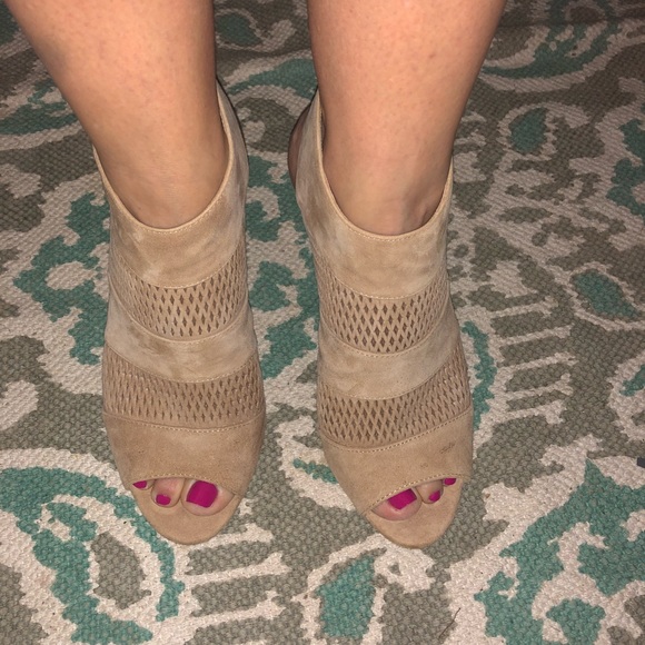 Soft peep toe pump w block heel...Audrey Brooke - Picture 4 of 4